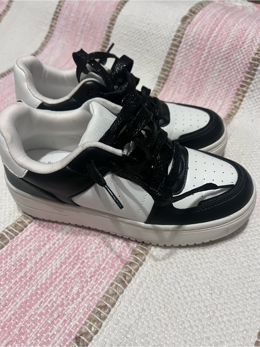 Wild Fable—Women’s Black and White Low-Top Sneakers
